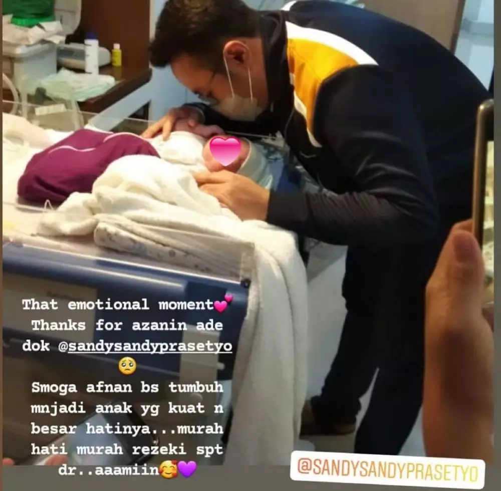 dokter azankan bayi baru lahir © Instagram dokter azankan bayi baru lahir © Instagram