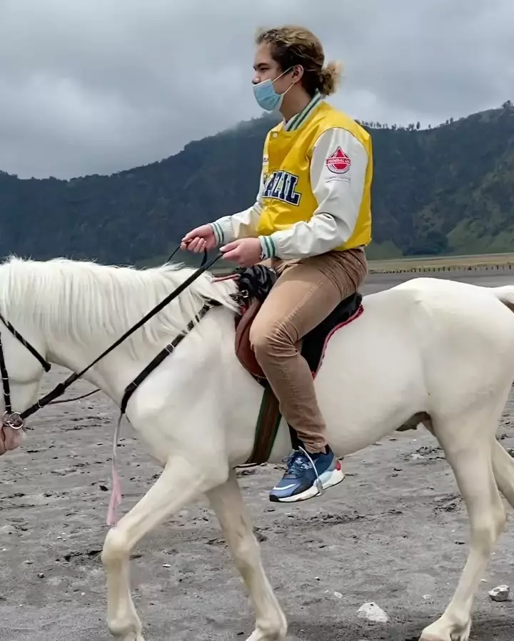 Dul Jaelani dan Tissa Biani ke Bromo © 2020 brilio.net