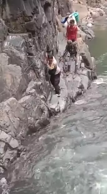 Kawal kotak suara pilkada lewat tebing Berbagai sumber