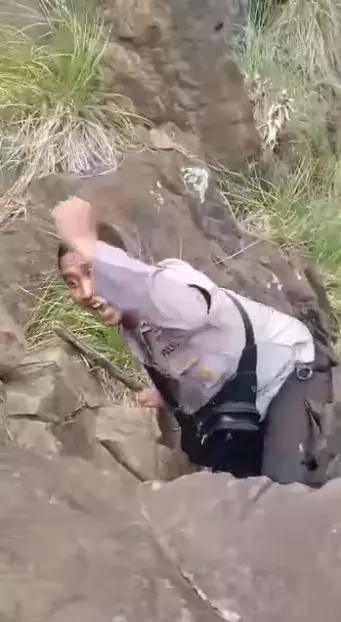 Kawal kotak suara pilkada lewat tebing Berbagai sumber