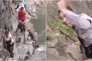 Perjuangan Bhabinkamtibmas kawal kotak suara di pedalaman, bikin haru