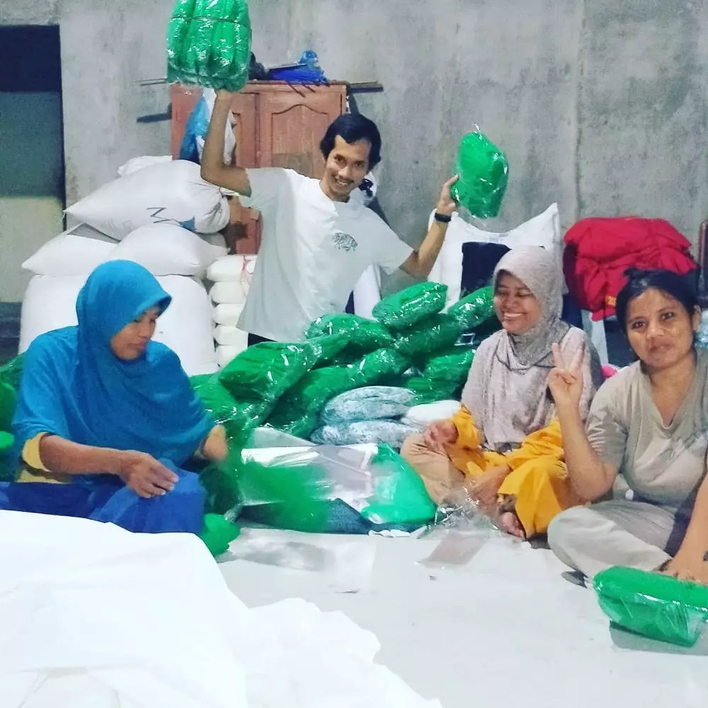 pengusaha konveksi banting setir produksi hazmat © istimewa