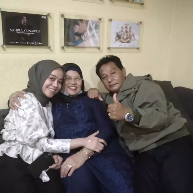 Lesty Kejora dengan orang tua Billar © 2020 brilio.net