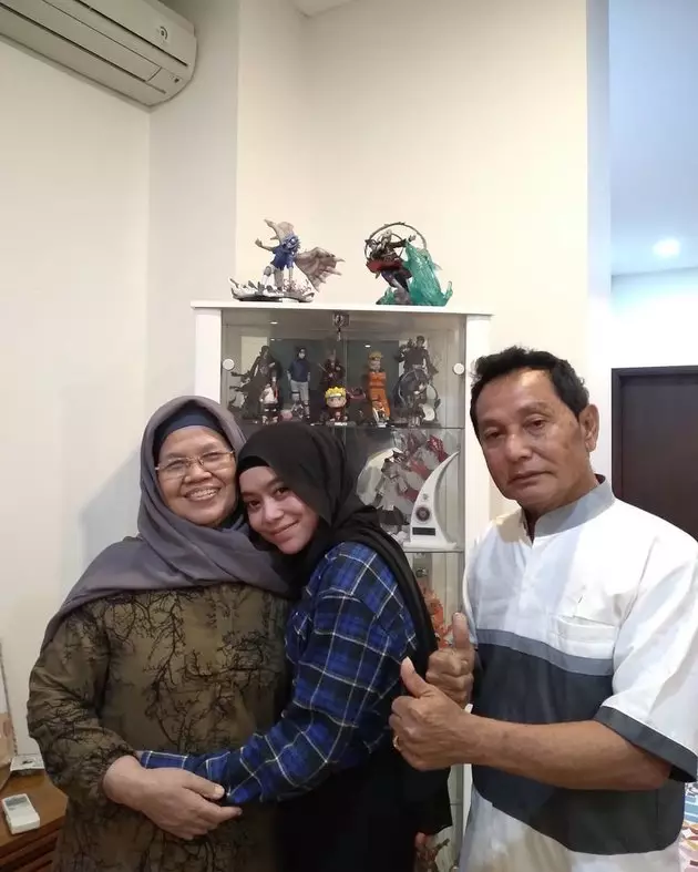 Lesty Kejora dengan orang tua Billar © 2020 brilio.net