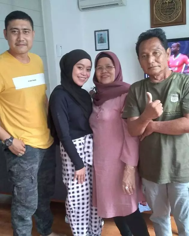 Lesty Kejora dengan orang tua Billar © 2020 brilio.net