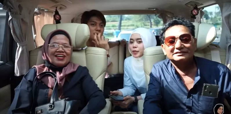 Lesty Kejora dengan orang tua Billar © 2020 brilio.net