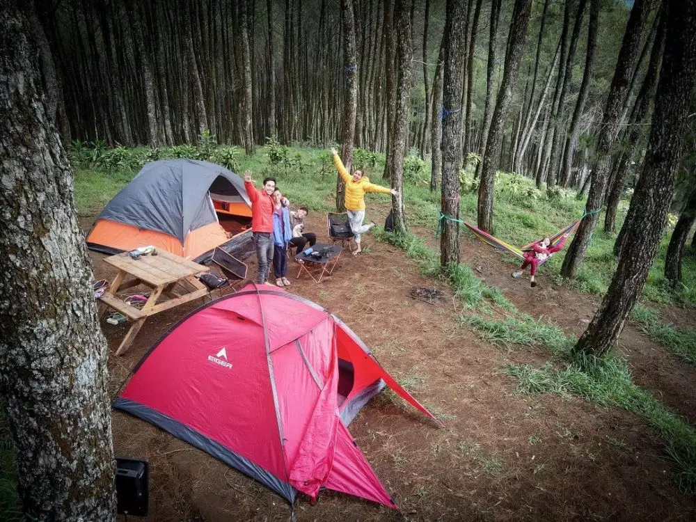 Darius Sinathrya camping bareng keluarga © Instagram