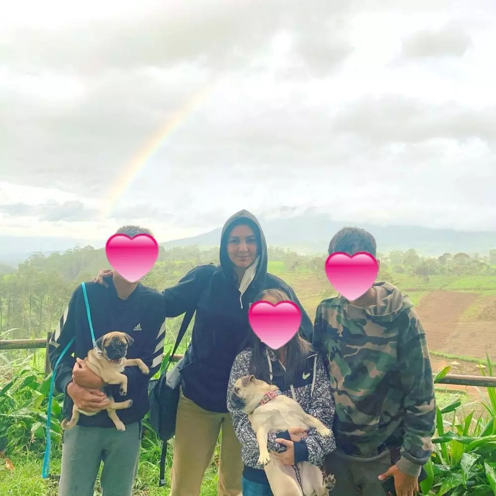 Darius Sinathrya camping bareng keluarga © Instagram