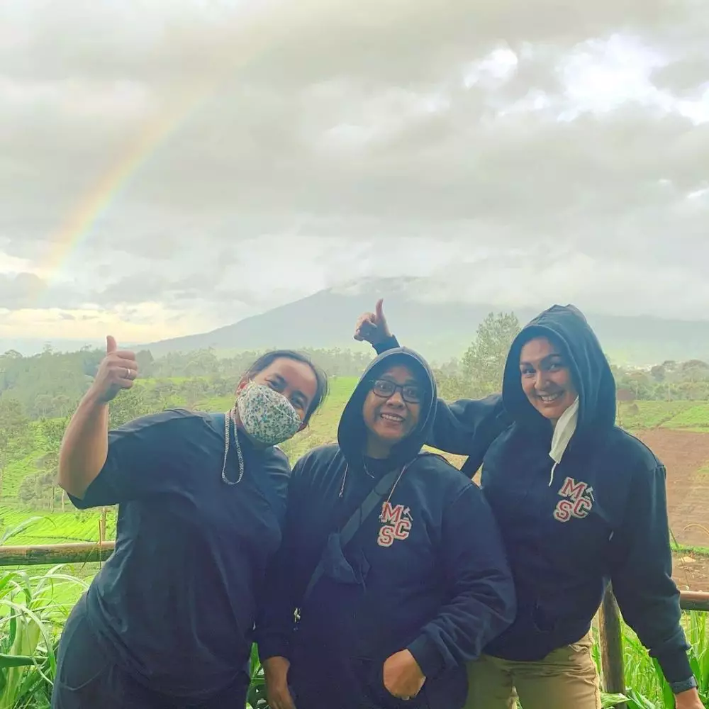 Darius Sinathrya camping bareng keluarga © Instagram