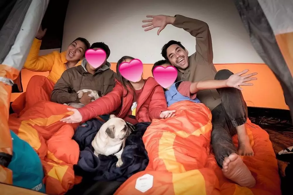 Darius Sinathrya camping bareng keluarga © Instagram