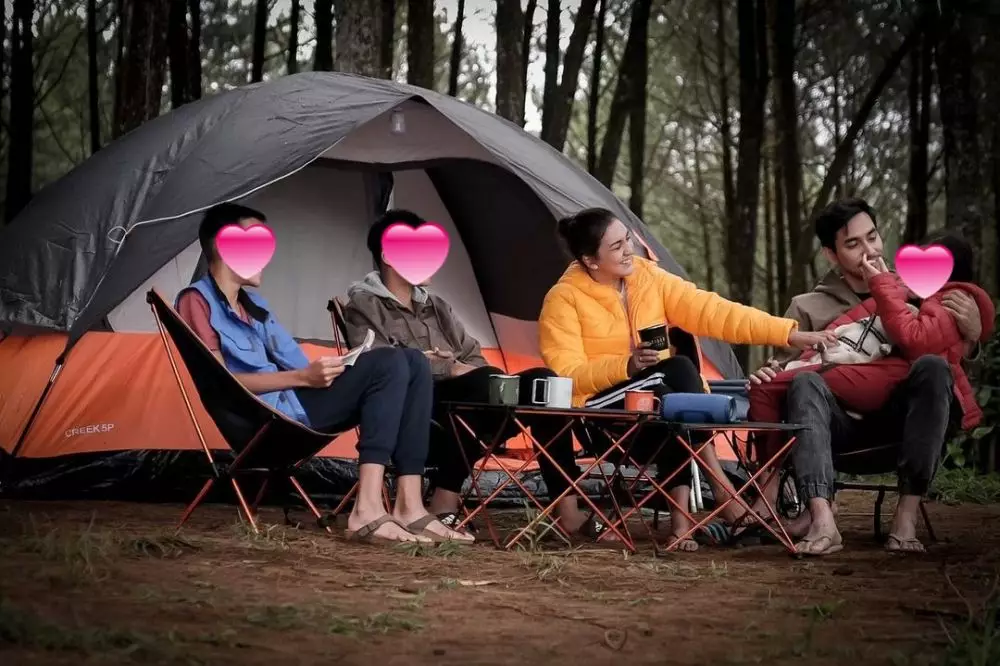 Darius Sinathrya camping bareng keluarga © Instagram