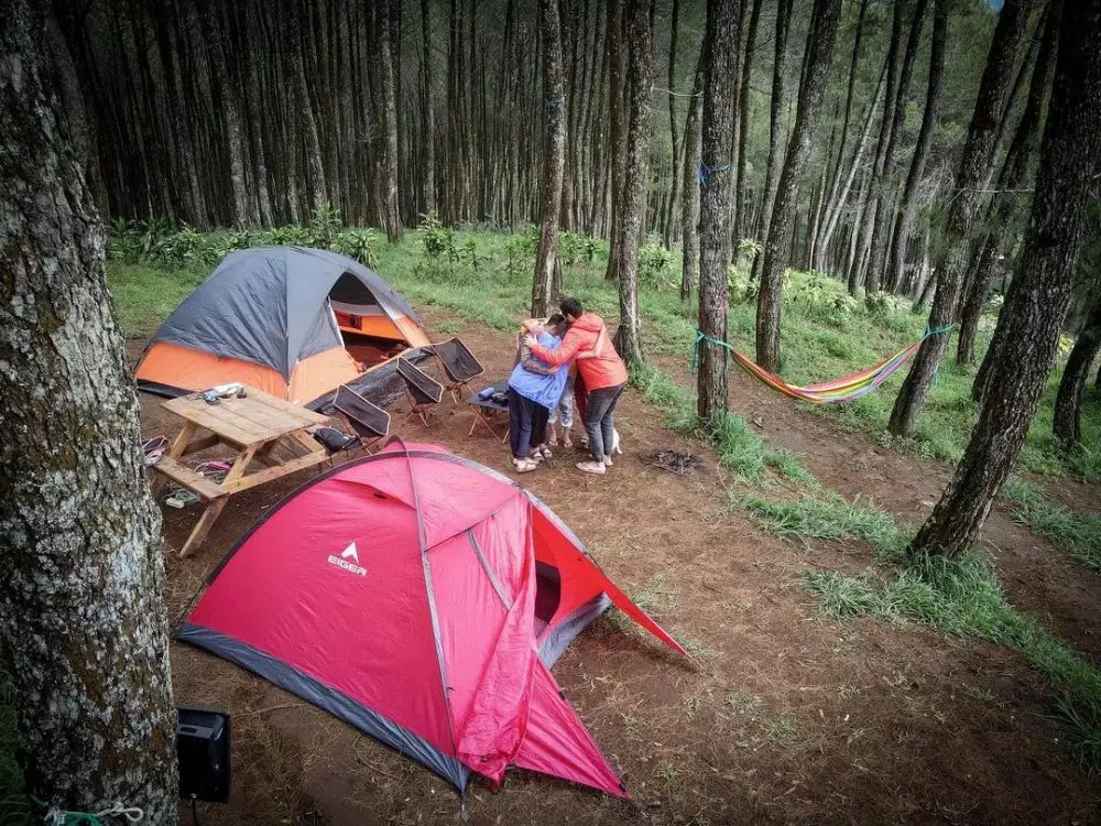Darius Sinathrya camping bareng keluarga © Instagram