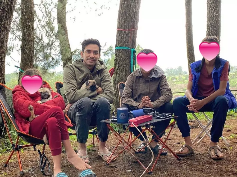 Darius Sinathrya camping bareng keluarga © Instagram