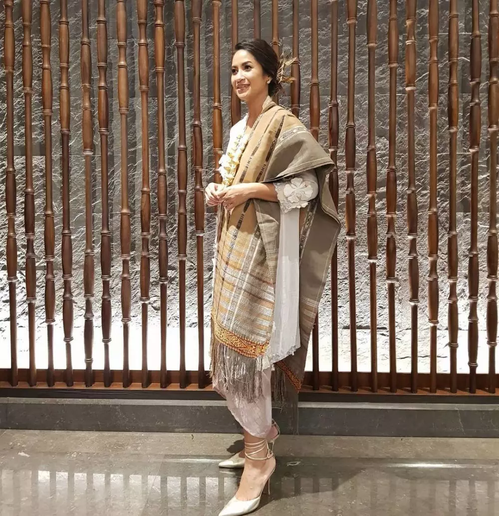 Gaya Sari Nila Ikatan Cinta dengan busana etnik © Instagram Gaya Sari Nila Ikatan Cinta dengan busana etnik © Instagram