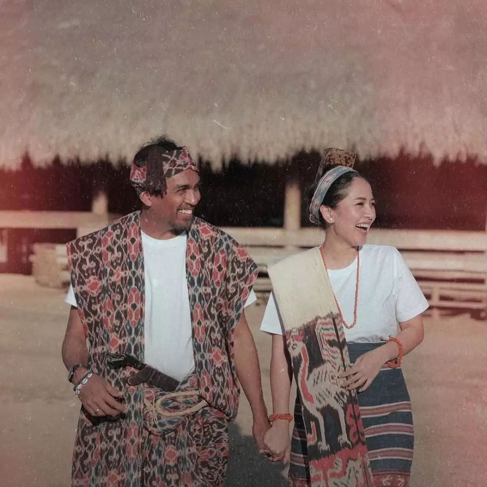 potret pasangan seleb kenakan adat sumba © Instagram