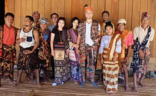 potret pasangan seleb kenakan adat sumba © Instagram