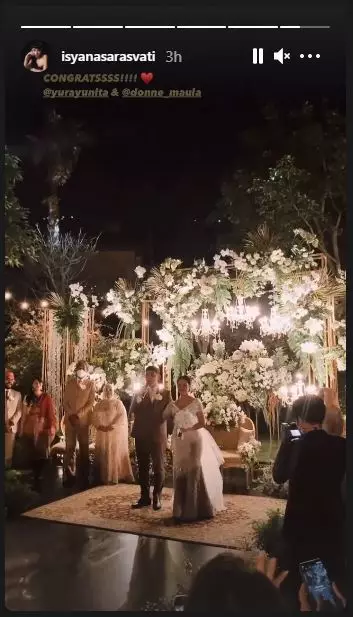 Resepsi Yura Yunita berbagai sumber