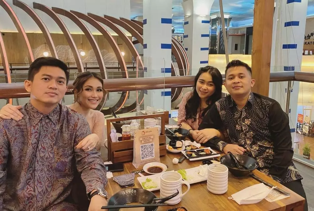 Momen Ayu Ting Ting dan Adit Jayusman kondangan bareng © Instagram