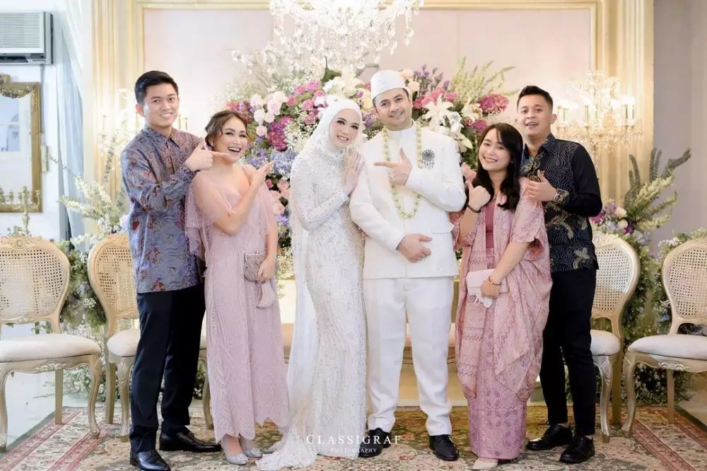 Momen Ayu Ting Ting dan Adit Jayusman kondangan bareng © Instagram