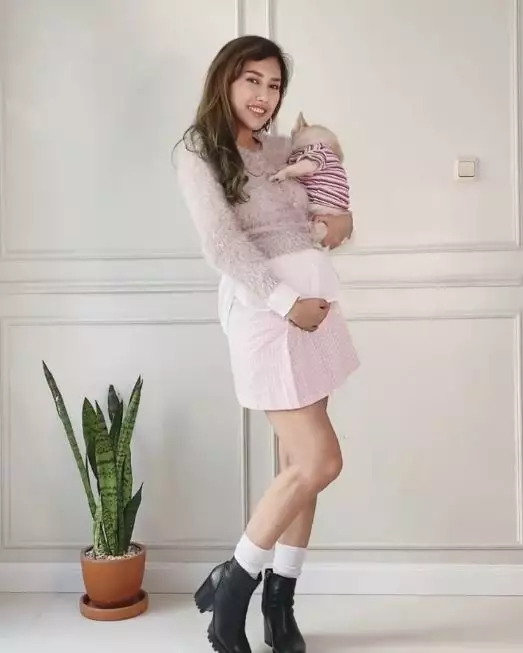 Louise Anastasya pamer baby bump © Instagram Louise Anastasya pamer baby bump © Instagram