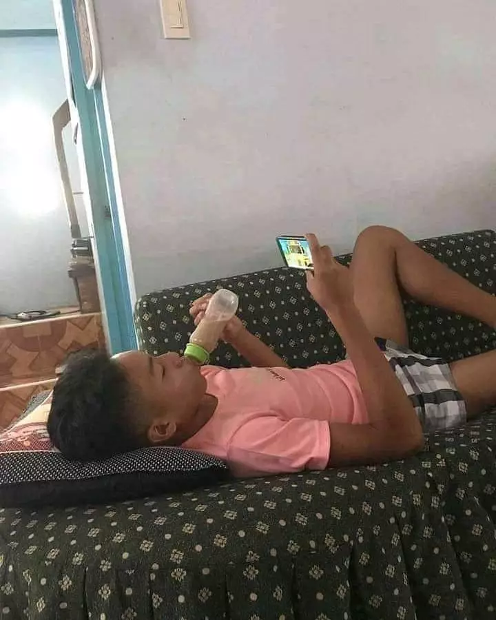 orang tidur di tempat umum © Instagram