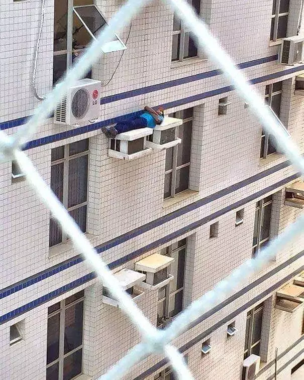 orang tidur di tempat umum © Instagram