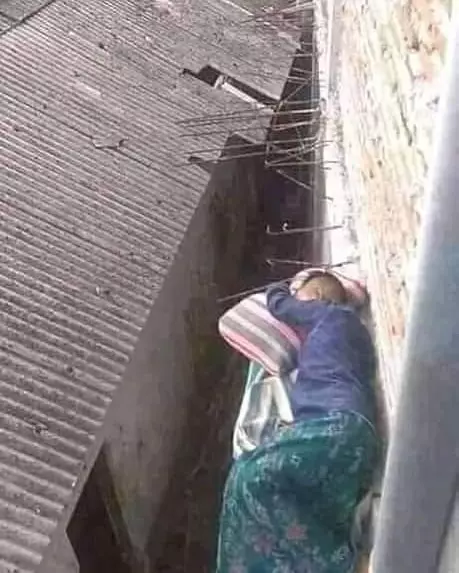 orang tidur di tempat umum © Instagram