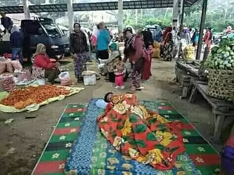 orang tidur di tempat umum © Instagram