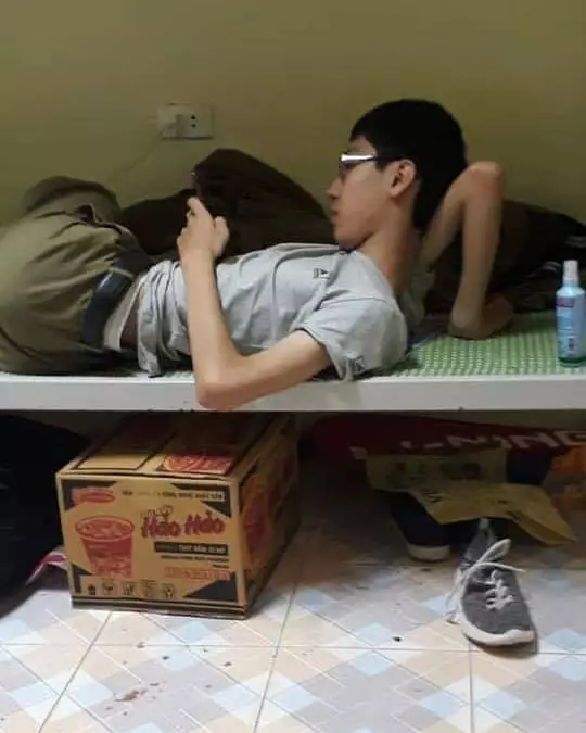 orang tidur di tempat umum © Instagram