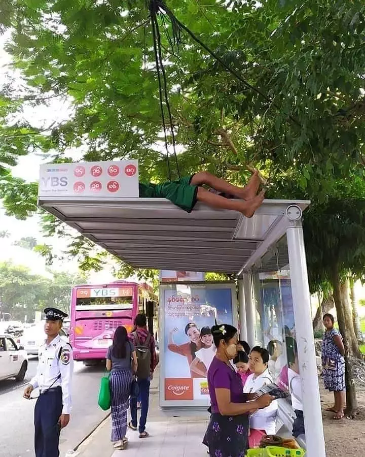 orang tidur di tempat umum © Instagram