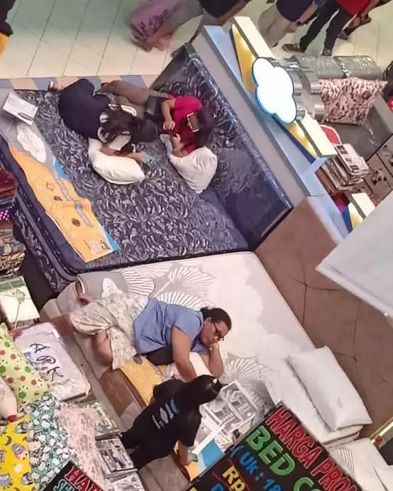 orang tidur di tempat umum © Instagram