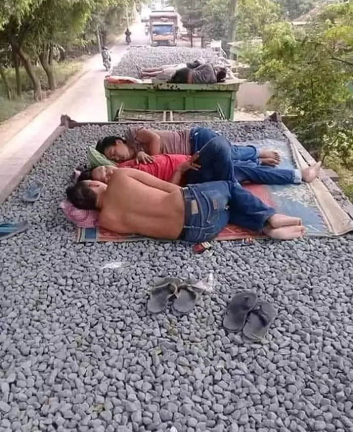 orang tidur di tempat umum © Instagram