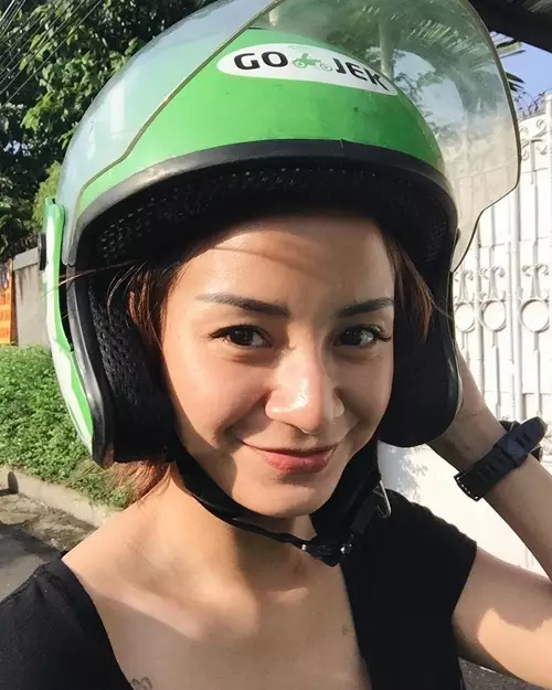 gaya selfie seleb naik ojol © 2020 brilio.net gaya selfie seleb naik ojol © 2020 brilio.net