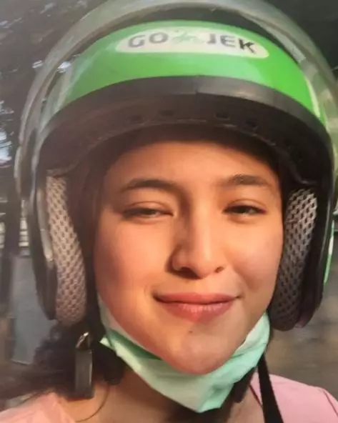 gaya selfie seleb naik ojol © 2020 brilio.net gaya selfie seleb naik ojol © 2020 brilio.net