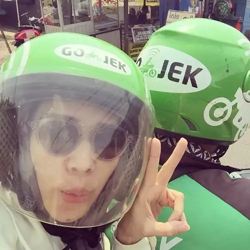 gaya selfie seleb naik ojol © 2020 brilio.net gaya selfie seleb naik ojol © 2020 brilio.net