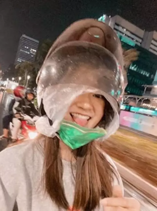 gaya selfie seleb naik ojol © 2020 brilio.net gaya selfie seleb naik ojol © 2020 brilio.net