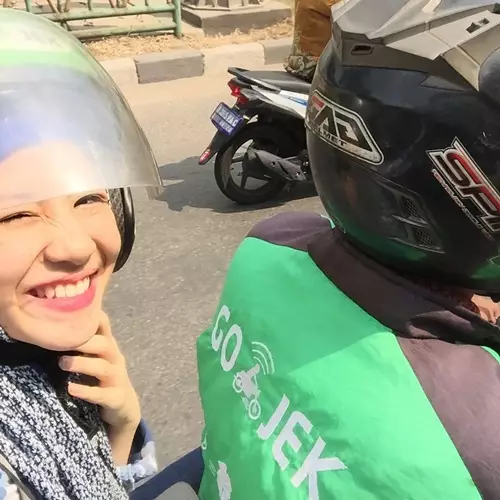 gaya selfie seleb naik ojol © 2020 brilio.net gaya selfie seleb naik ojol © 2020 brilio.net