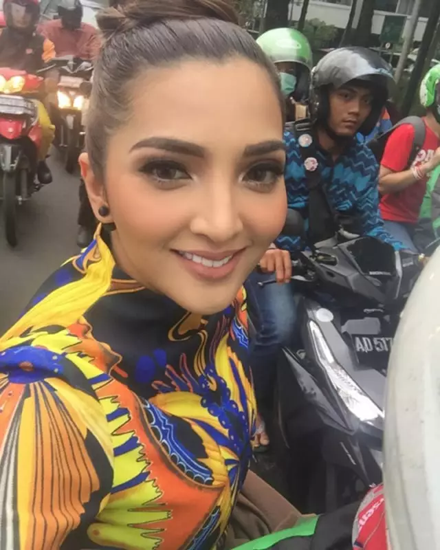 gaya selfie seleb naik ojol © 2020 brilio.net gaya selfie seleb naik ojol © 2020 brilio.net