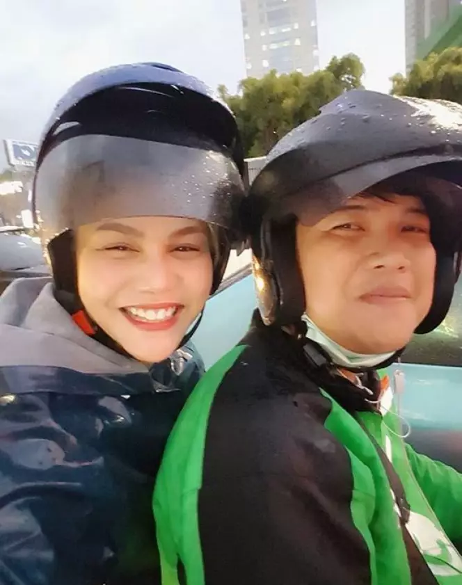 gaya selfie seleb naik ojol © 2020 brilio.net gaya selfie seleb naik ojol © 2020 brilio.net