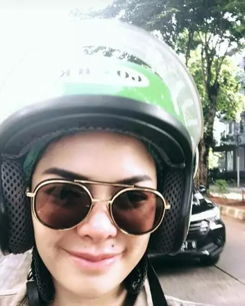 gaya selfie seleb naik ojol © 2020 brilio.net gaya selfie seleb naik ojol © 2020 brilio.net