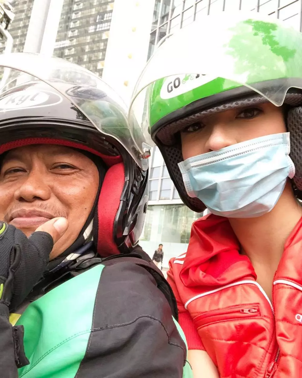 gaya selfie seleb naik ojol © 2020 brilio.net gaya selfie seleb naik ojol © 2020 brilio.net