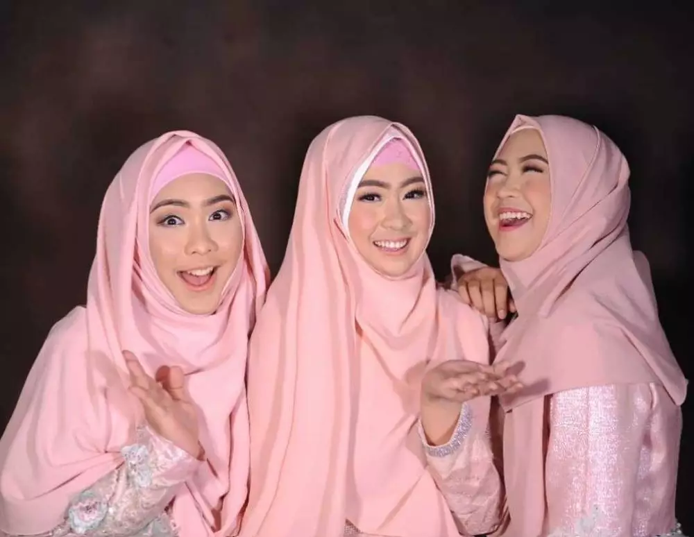 potret kedekatan ria ricis dan kedua kakaknya © Instagram potret kedekatan ria ricis dan kedua kakaknya © Instagram