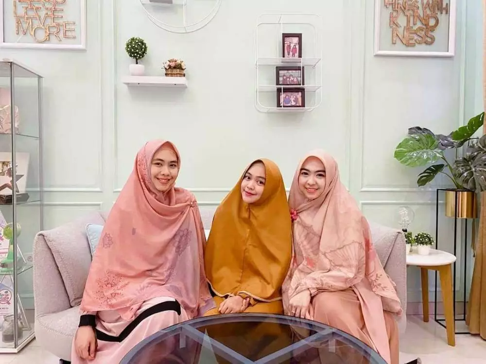 potret kedekatan ria ricis dan kedua kakaknya © Instagram potret kedekatan ria ricis dan kedua kakaknya © Instagram