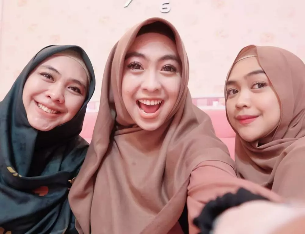 potret kedekatan ria ricis dan kedua kakaknya © Instagram potret kedekatan ria ricis dan kedua kakaknya © Instagram