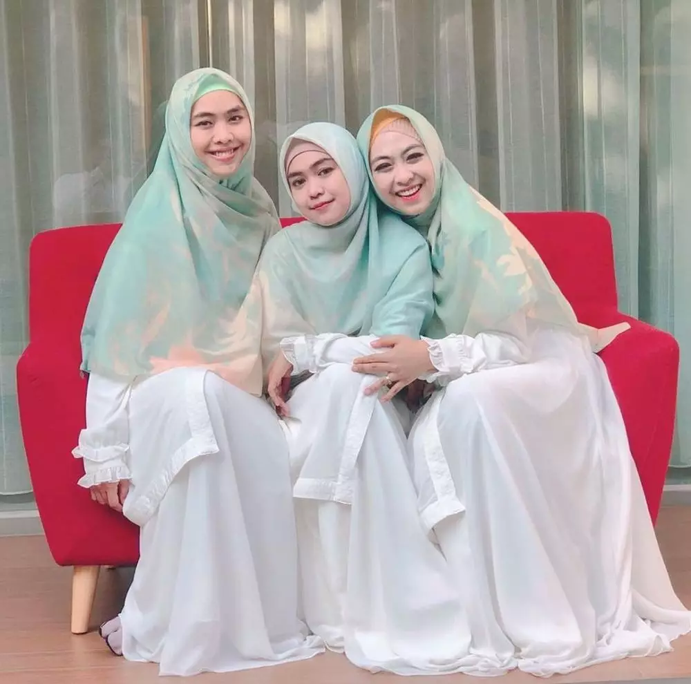 potret kedekatan ria ricis dan kedua kakaknya © Instagram potret kedekatan ria ricis dan kedua kakaknya © Instagram