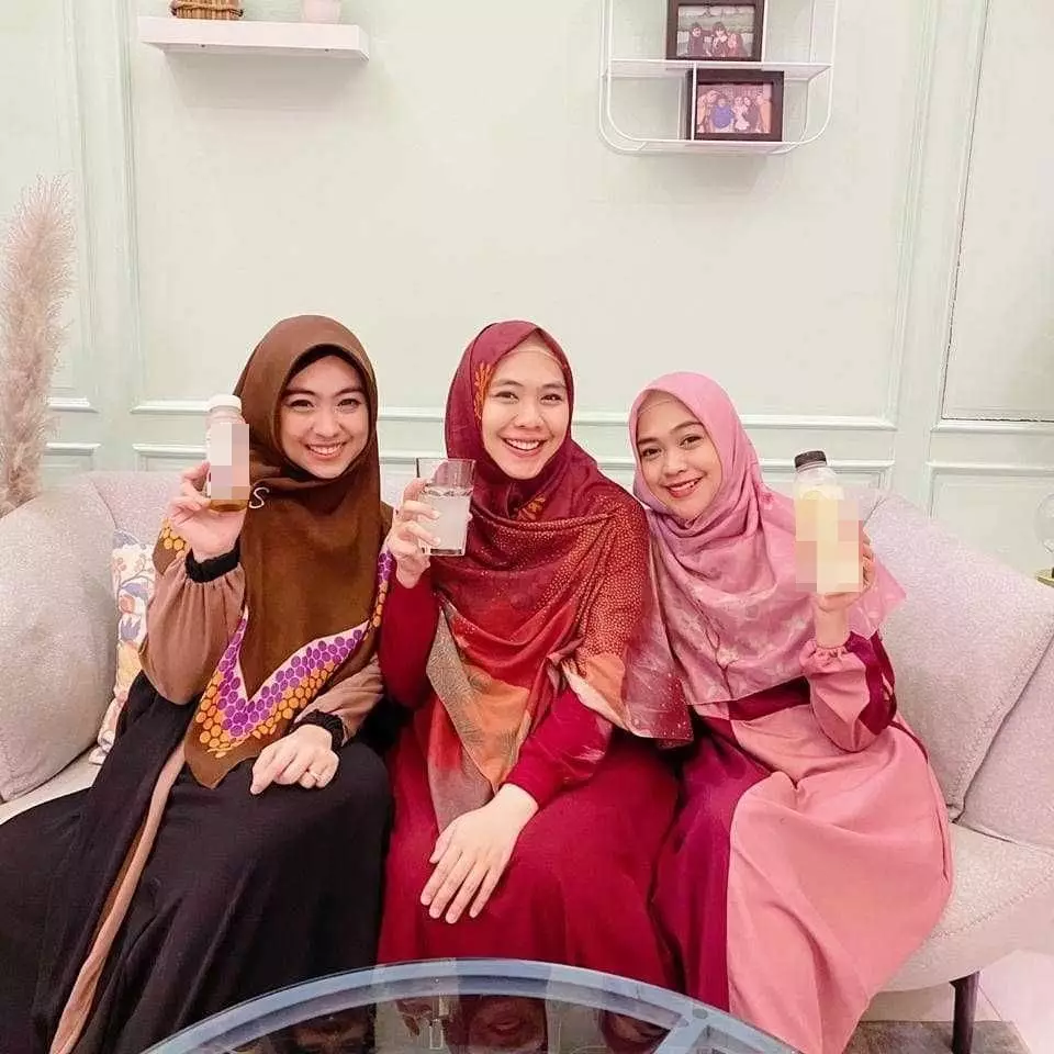 potret kedekatan ria ricis dan kedua kakaknya © Instagram potret kedekatan ria ricis dan kedua kakaknya © Instagram