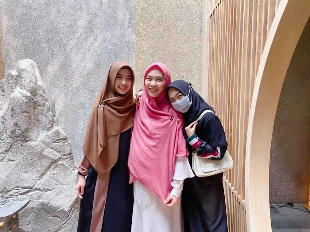 potret kedekatan ria ricis dan kedua kakaknya © Instagram potret kedekatan ria ricis dan kedua kakaknya © Instagram
