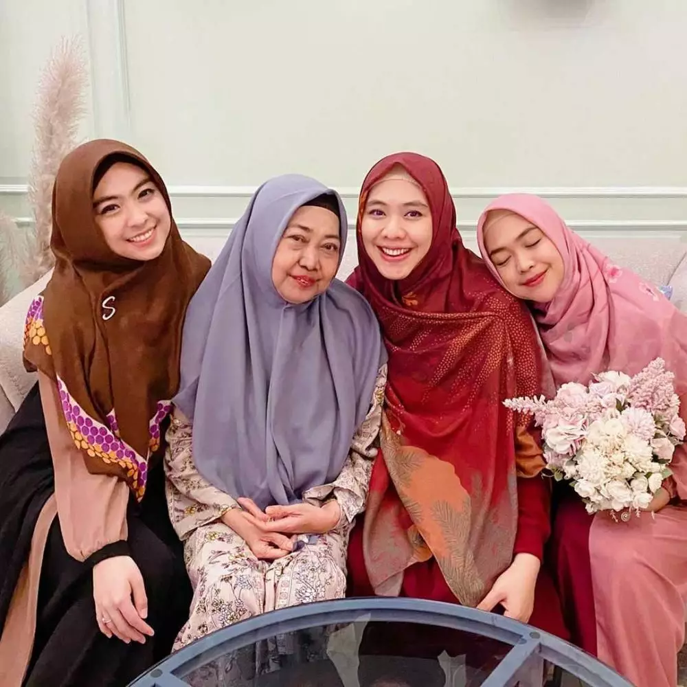 potret kedekatan ria ricis dan kedua kakaknya © Instagram potret kedekatan ria ricis dan kedua kakaknya © Instagram