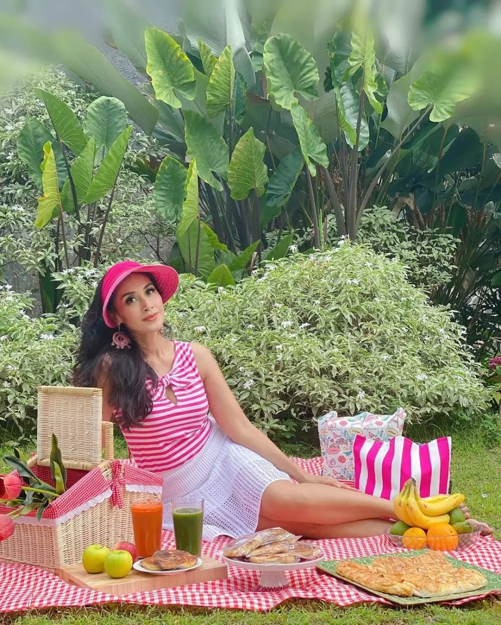 momen seru 10 seleb piknik di rumah © 2020 brilio.net momen seru 10 seleb piknik di rumah © 2020 brilio.net