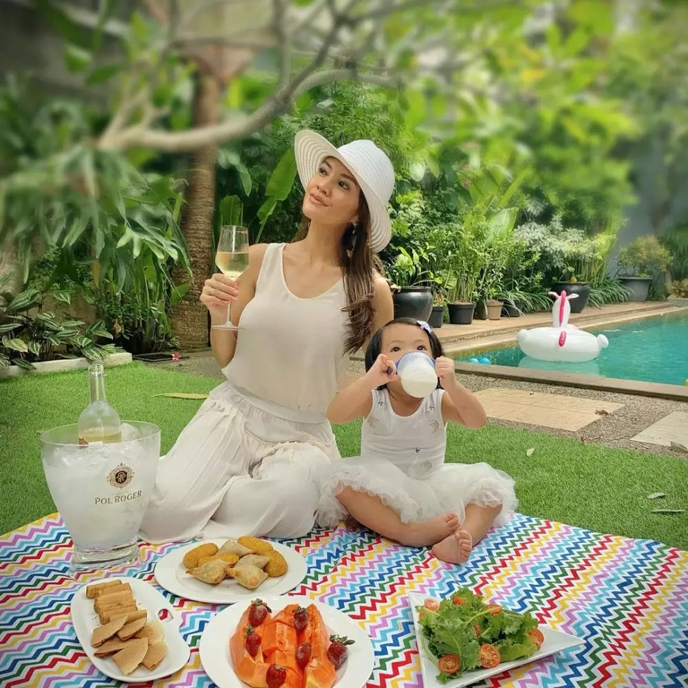 momen seru 10 seleb piknik di rumah © 2020 brilio.net momen seru 10 seleb piknik di rumah © 2020 brilio.net